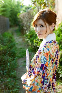 男人亲女人胸